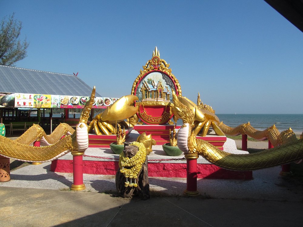 เที่ยวหาดเจ้าพระยาบางปู sculpture entre 2 restaurants